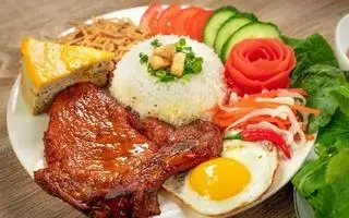 Hình ảnh cơm tấm sườn chả ốp la