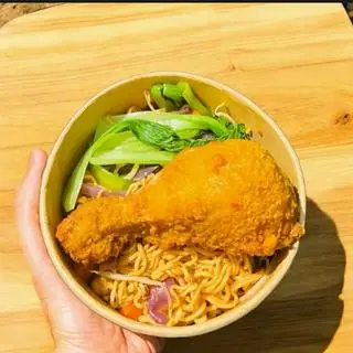 Hình ảnh Mì trộn đùi gà rán + nước coca hoặc (7 up)