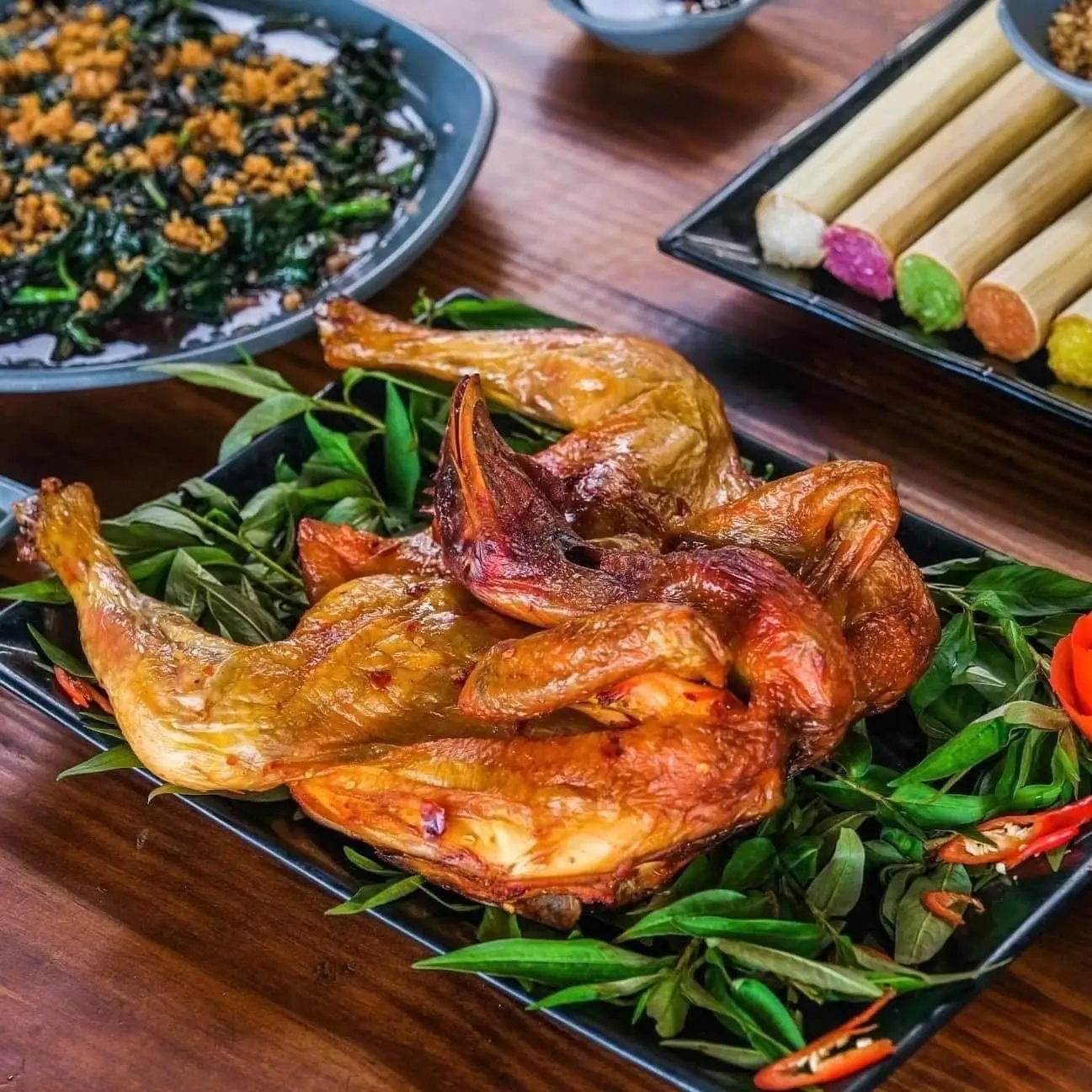 Hình ảnh Combo 1 Gà Nướng Lu + 1 cơm lam + 5 bánh bao
