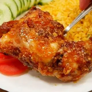 Hình ảnh cơm gà mắm tỏi góc tư+ nước ngọt