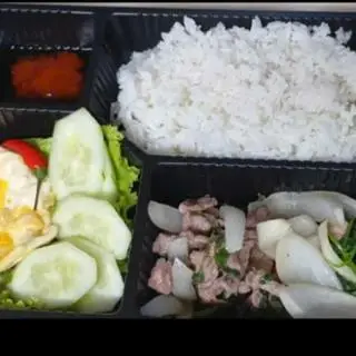 Hình ảnh cơm bò xào cần tây trứng chiên ốp la 