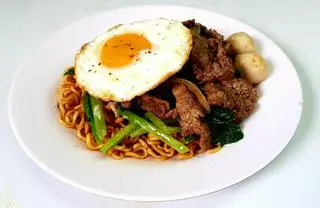 Hình ảnh mì trộn indo 1 gói bò trứng