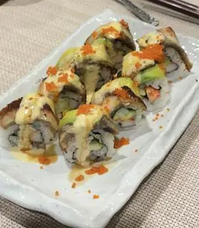 Hình ảnh sushi cuộn lươn bơ cùng sốt 4 loại phô mai 