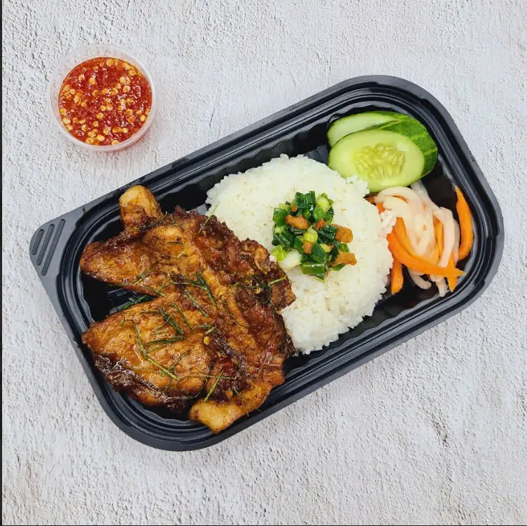 Hình ảnh Cơm Sườn Nướng Sốt Lá Chanh