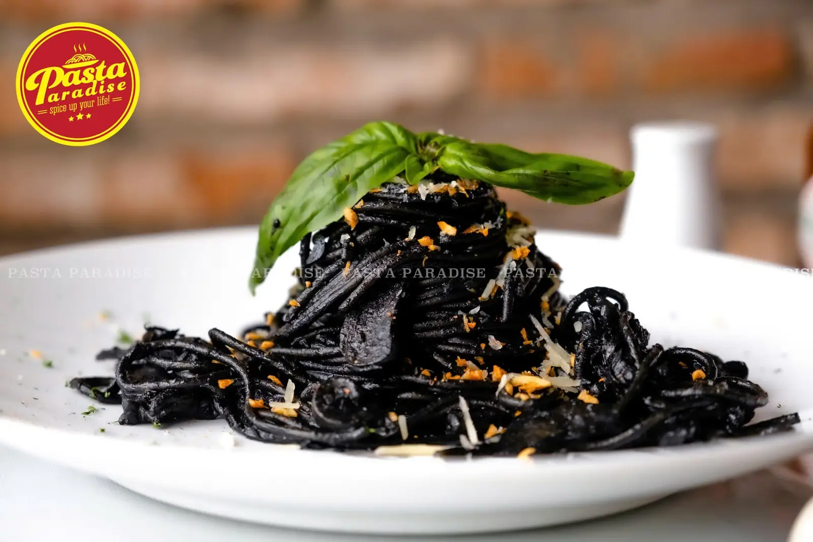 Hình ảnh Mì Ý mực đen/ Spaghetti with black squid ink, squid and cheese with garlic sauce