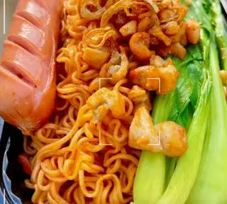 Hình ảnh mì trộn xúc xích 