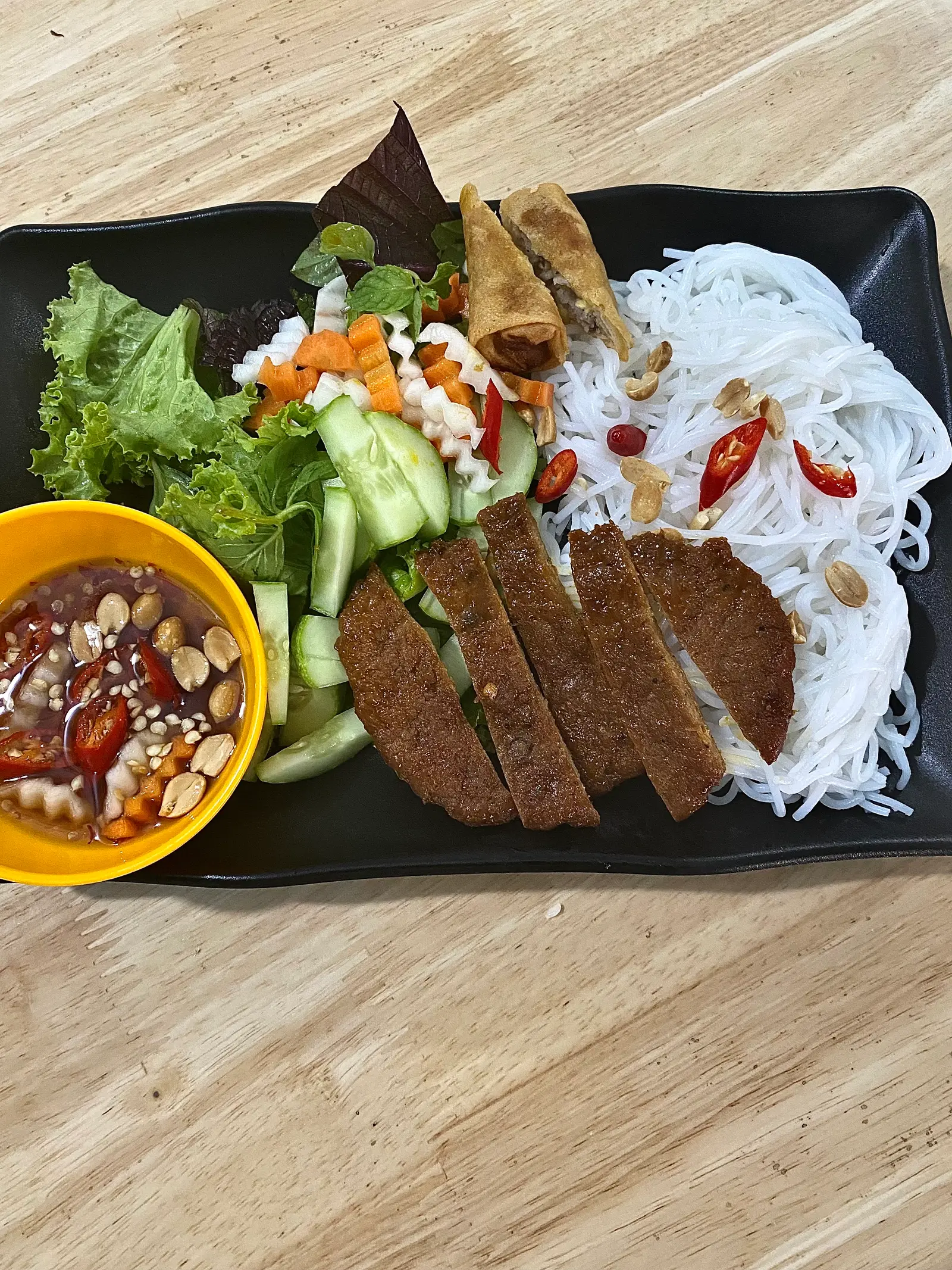Hình ảnh Bún thịt nướng chay