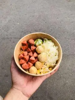Hình ảnh Mì Trộn Xúc Xích Cá Viên