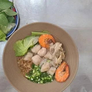 Hình ảnh bún mọc sườn và tôm đặc biệt