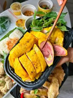 Hình ảnh 1/2 Gà Ủ Muối kèm sốt chấm