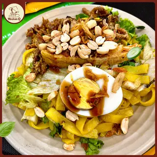 Hình ảnh Mì Quảng trộn trứng chả.