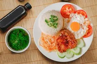 Hình ảnh Cơm tấm sườn trứng