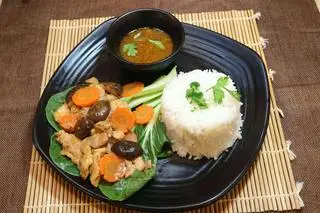 Hình ảnh Cơm Gà Xào Nấm - Sâm Dứa