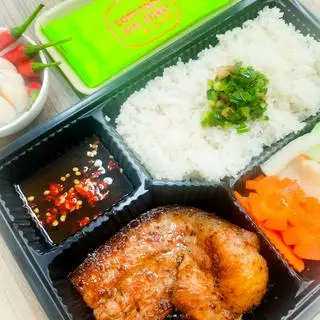 Hình ảnh Cơm Tấm Ba Rọi Quay Mật Ong + 1 hộp canh + 1 coca (hoặc nước khác) 