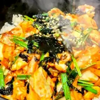 Hình ảnh 제육비빔밥 . Cơm trộn nóng thịt heo+món ăn phụ