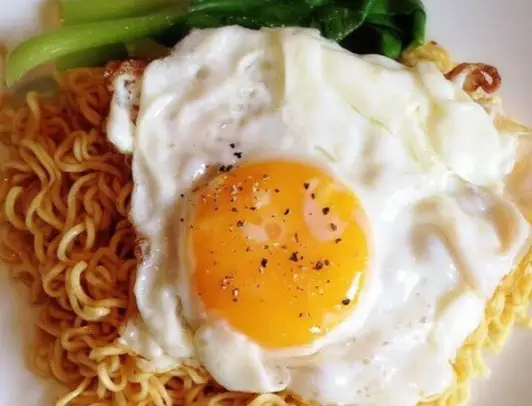 Hình ảnh mì trộn trứng chiên lòng đào(2 trứng)
