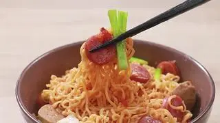 Hình ảnh mì trộn xúc xích
