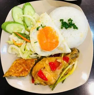 Hình ảnh Cơm đùi gà chiên mắm trứng chả