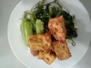 Hình ảnh cơm đậu hũ chiên ớt tỏi