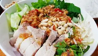 Hình ảnh Bún mắm nêm thịt và tai heo 