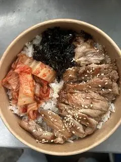 Hình ảnh Cơm đùi gà Hàn Quốc kèm kimchi