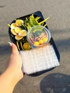 Hình ảnh bánh tráng chấm me bơ