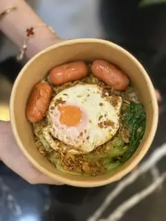 Hình ảnh Mì indomie trộn trứng - xúc xích