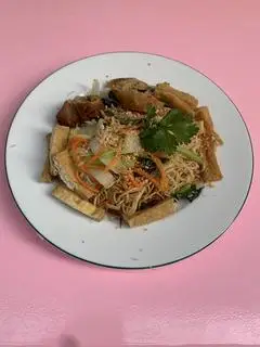 Hình ảnh bún gạo xào- chả giò