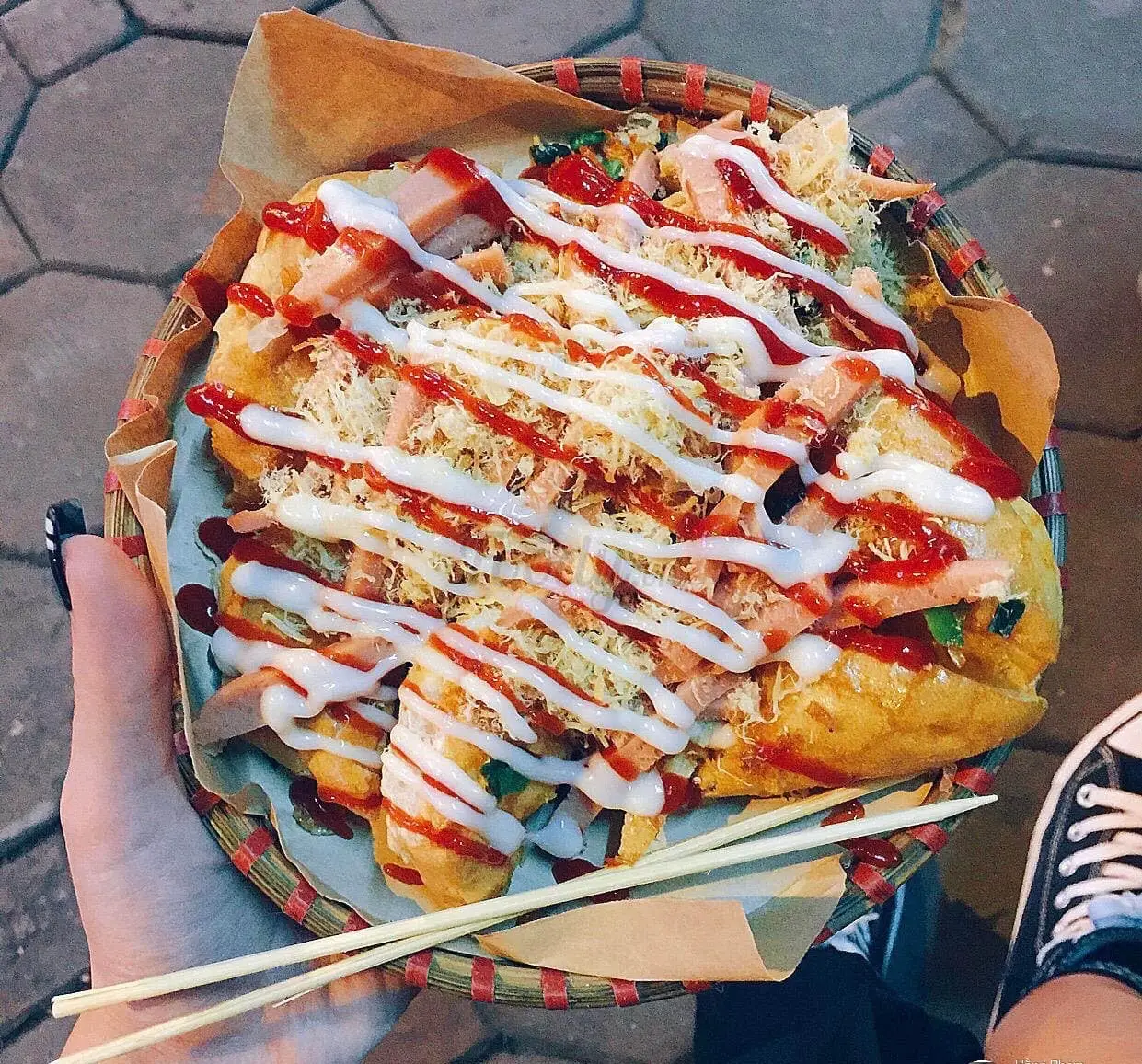 Hình ảnh Combo xuất vừa Bánh Mì Nướng Muối Ớt + 2 Bánh Cá Nhân Socola