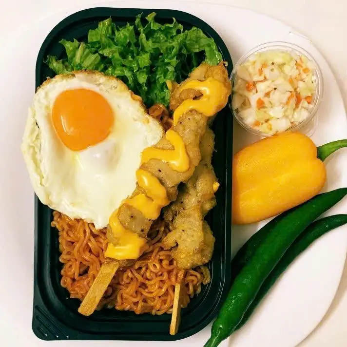Hình ảnh Đặc biệt:Mì Korea trộn cay - 2 gà xiên sốt phô mai và trứng chiên