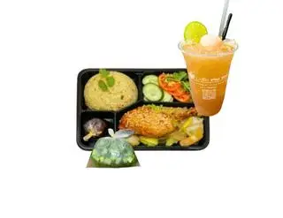 Hình ảnh Combo siêu tiết kiệm: cơm chiên gà xóc mắm + canh + trà trái cây 