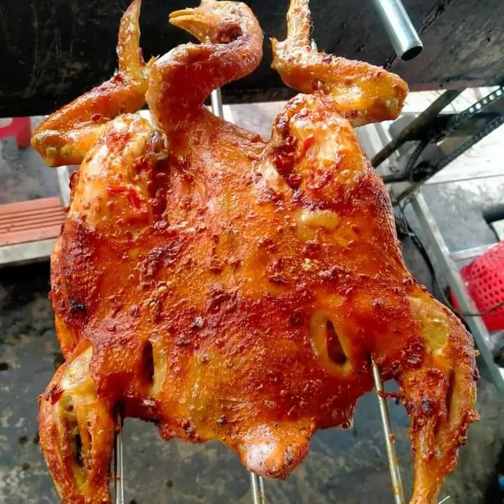 Hình ảnh gà nguyên con + 4 Bánh bao chiên 