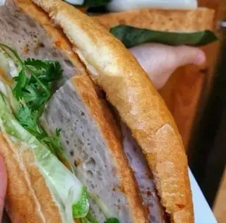 Hình ảnh Bánh Mì Chả Chiên Đầy Đủ