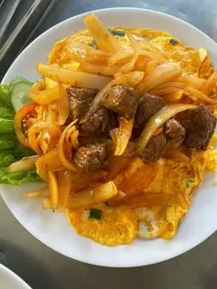 Hình ảnh Cơm bò lắc phủ trứng
