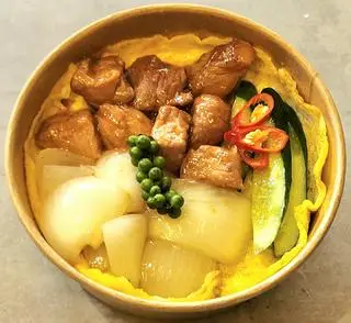 Hình ảnh cơm bò sốt tiêu xanh phủ trứng