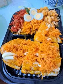 Hình ảnh Bánh tráng trộn + bánh mì nướng muối ớt