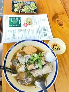 Hình ảnh Bún bò đặc biệt chả cua sườn cây