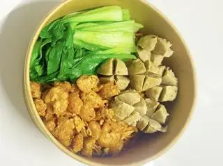 Hình ảnh Mì trộn Hàn Quốc bò viên tươi