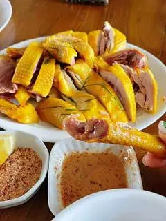 Hình ảnh Gà ủ muối hoa tiêu nửa con (chặt sẵn)
