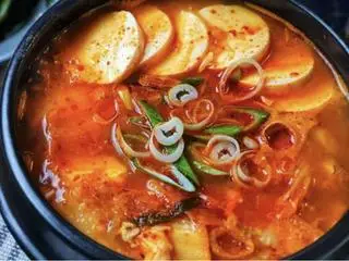 Hình ảnh canh kim chi bánh gạo thịt bằm kèm cơm trắng