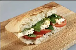 Hình ảnh Italian Sandwich – Bánh focaccia caprese