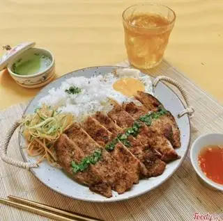 Hình ảnh Cơm Tấm Sườn Nướng Trứng Ốp + Tặng Trà Sâm Dứa