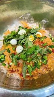 Hình ảnh Bánh Tráng Sợi Trộn Khô Gà Bơ Tỏi Cay
