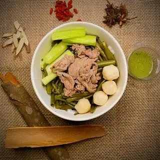 Hình ảnh Bún thái bò tái - cá viên: 55k