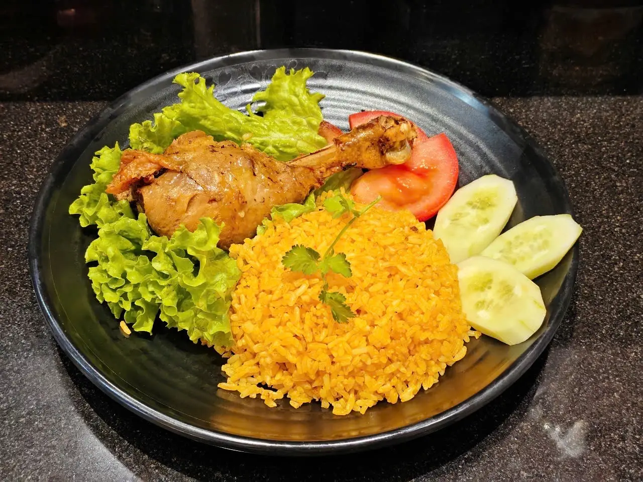 Hình ảnh Cơm gà xối mỡ (đùi gà)