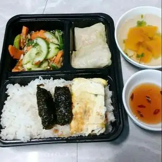 Hình ảnh Cơm Cải cuốn thịt, chả lá lốt, trứng rán hành