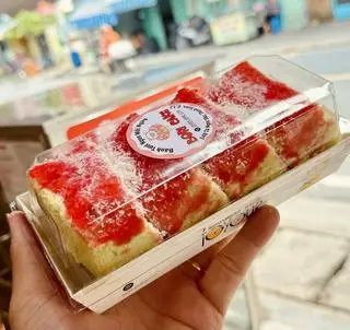 Hình ảnh Cuộn kem dâu dừa dứa hộp chữ nhật