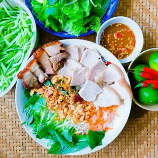 Hình ảnh Bún mắm nêm thịt luộc - heo quay