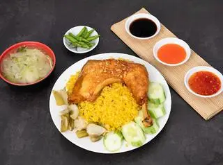 Hình ảnh Cơm gà xối mỡ đùi gà ta góc tư