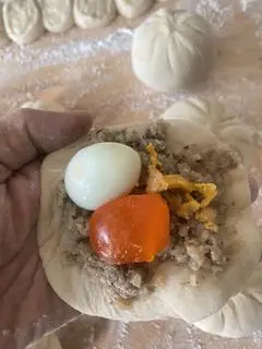 Hình ảnh bánh bao chiên trứng muối lắc pho mai 